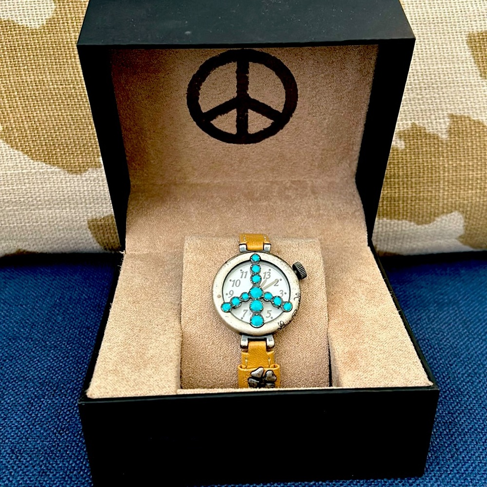Lucky Brand analog peace watch